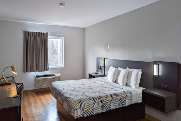 Foto van 1 kingsize bed | Premium minikoelkast - Vakantiehuis in Framingham - BedRoom