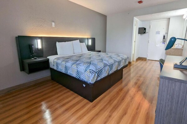 Foto van 1 kingsize bed | Premium minikoelkast - Vakantiehuis in Framingham - BedRoom