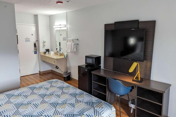 Foto van 1 kingsize bed | Premium minikoelkast - Vakantiehuis in Framingham - BedRoom