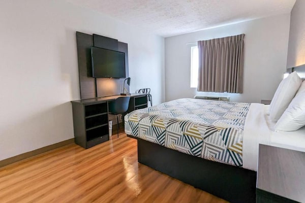 Foto van 1 kingsize bed | Premium minikoelkast - Vakantiehuis in Framingham - BedRoom