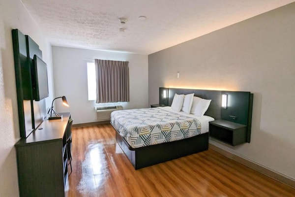 Foto van 1 kingsize bed | Premium minikoelkast - Vakantiehuis in Framingham - BedRoom