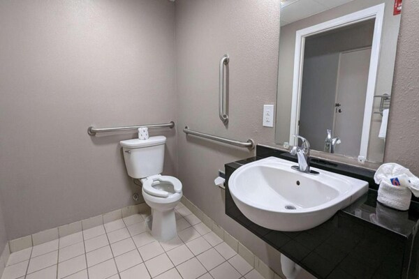 Foto van 1 kingsize bed | Premium minikoelkast - Vakantiehuis in Framingham - BathRoom