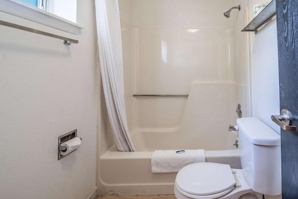 Foto van 1 kingsize bed | Roken toegestaan - Vakantiehuis in Albany - BathRoom