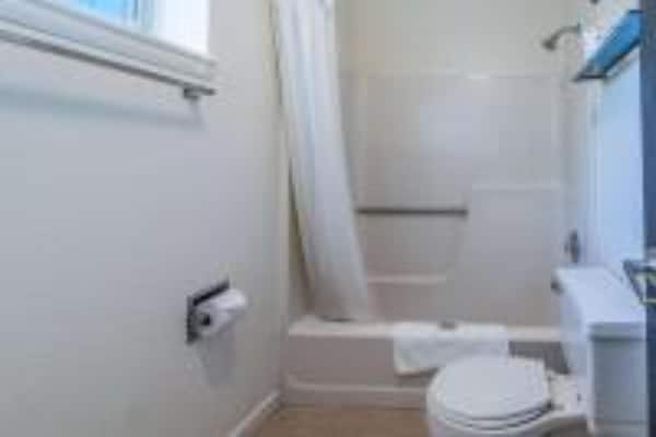 Foto van 1 kingsize bed | Roken toegestaan - Vakantiehuis in Albany - BathRoom