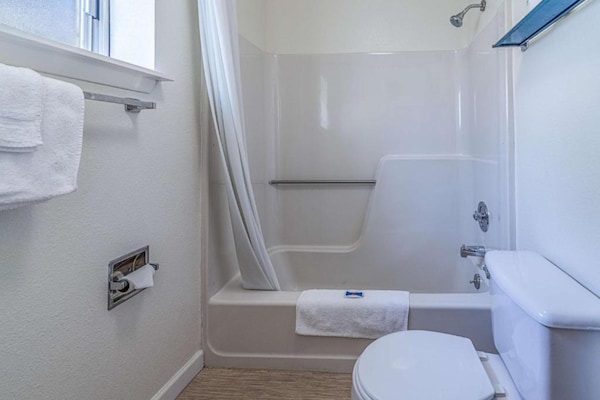 Foto van 1 kingsize bed | Roken toegestaan - Vakantiehuis in Albany - BathRoom