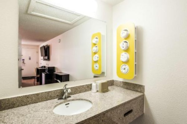 Foto van 1 kingsize bed | Roken toegestaan, koelkast aanwezig - BathRoom