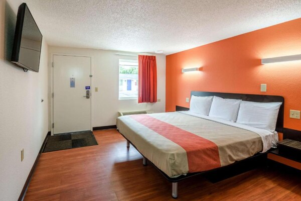 Foto van 1 kingsize bed | Rookvrij, koelkast - Vakantiehuis in Troutville - BedRoom
