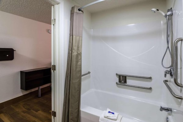 Foto van 1 kingsize bed | Rookvrij, koelkast - Vakantiehuis in Troutville - BathRoom