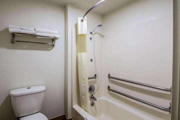 Foto van 1 kingsize bed | Rookvrij, koelkast - Vakantiehuis in Troutville - BathRoom