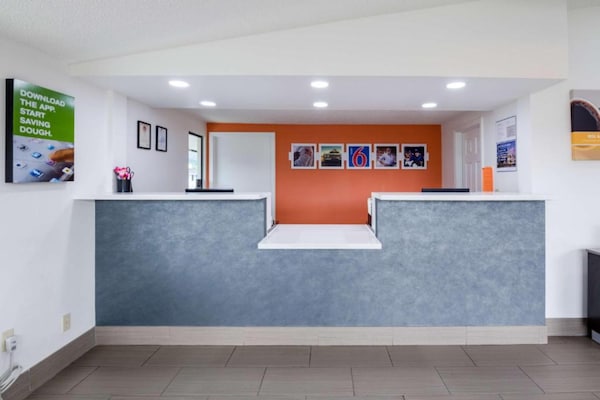 Foto van 1 kingsize bed | Rookvrij, koelkast - Vakantiehuis in Troutville - HallReception