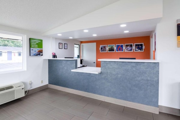 Foto van 1 kingsize bed | Rookvrij, keuken - Vakantiehuis in Troutville - HallReception