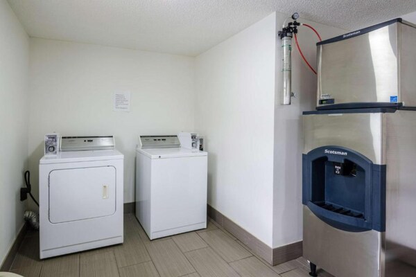 Foto van 1 kingsize bed | Rookvrij, keuken - Vakantiehuis in Troutville - Facilities