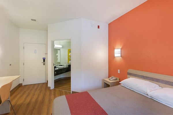 Foto van 1 tweepersoonsbed (queensize) | Minikoelkast, rookvrij - BedRoom
