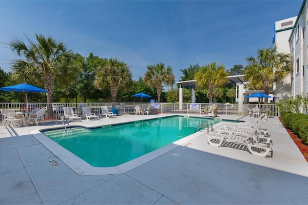 Foto van 1 tweepersoonsbed | Koelkast - Vakantiehuis in Columbia SC - PoolOfHouse