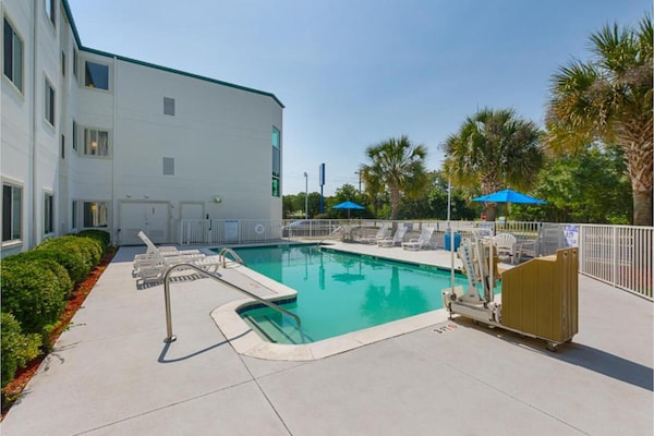 Foto van 1 tweepersoonsbed | Koelkast - Vakantiehuis in Columbia SC - PoolOfHouse