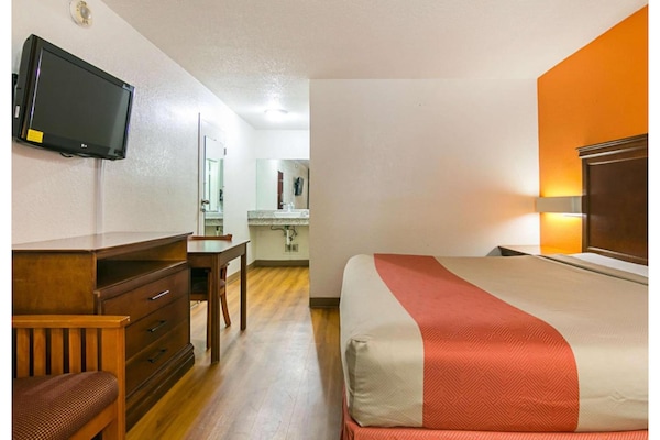 Foto van 1 kingsize bed | Rolstoeltoegankelijk bad, NSMK - Vakantiehuis in  - BedRoom