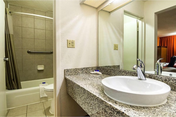 Foto van 1 kingsize bed | Rolstoeltoegankelijk bad, NSMK - Vakantiehuis in  - BathRoom