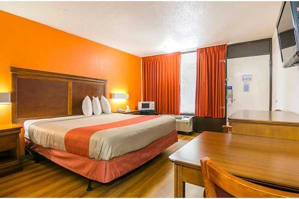 Foto van 1 kingsize bed | Rolstoeltoegankelijk bad, NSMK - Vakantiehuis in  - BedRoom
