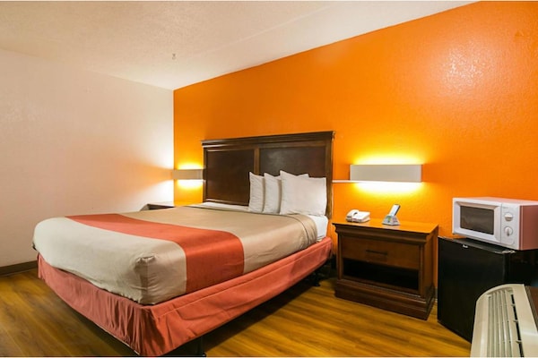 Foto van 1 kingsize bed | Rolstoeltoegankelijk bad, NSMK - Vakantiehuis in  - BedRoom