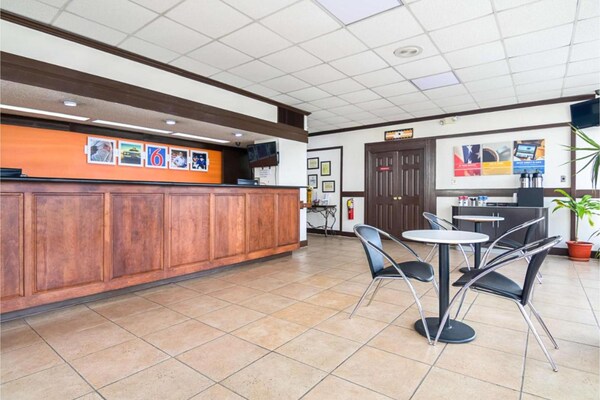 Foto van 1 kingsize bed | Rolstoeltoegankelijk bad, NSMK - Vakantiehuis in  - HallReception