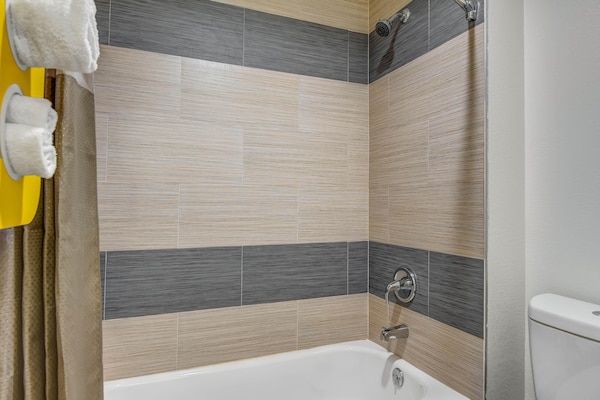 Foto van 1 kingsize bed | Roken toegestaan - Vakantiehuis in Norcross - BathRoom