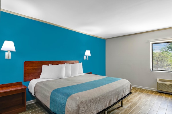 Foto van 1 kingsize bed | Roken toegestaan - Vakantiehuis in Norcross - BedRoom