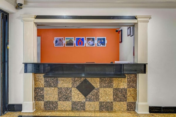 Foto van 1 kingsize bed | Rookvrij, bubbelbad - Vakantiehuis in Norcross - HallReception