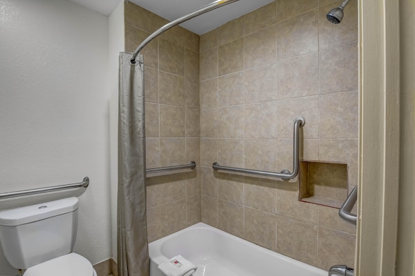 Foto van 1 kingsize bed | Mobiliteit | Badkuip | Smk - Vakantiehuis in Norcross - BathRoom