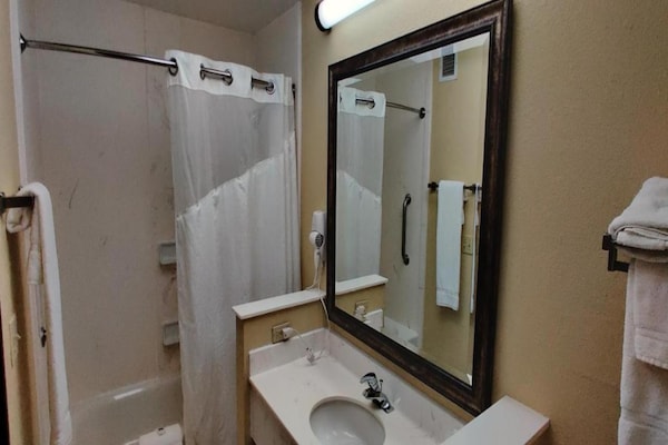 Foto van 1 tweepersoonsbed (queensize) Rookvrij - Vakantiehuis in Duluth - BathRoom
