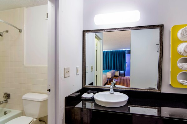 Foto van 1 kingsize bed | Rookvrij, koelkast - Vakantiehuis in LaGrange - BathRoom