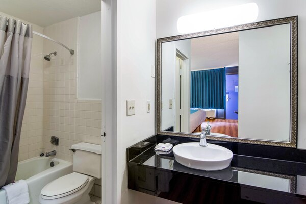Foto van 1 kingsize bed | Rookvrij, koelkast - Vakantiehuis in LaGrange - BathRoom