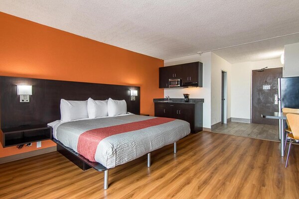 Foto van 1 kingsize bed met rolstoeltoegankelijk bad, NSMK - Vakantiehuis in Atlanta - BedRoom