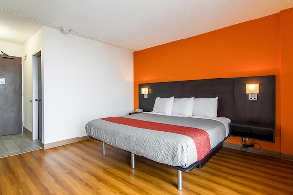 Foto van 1 kingsize bed met rolstoeltoegankelijk bad, NSMK - Vakantiehuis in Atlanta - BedRoom