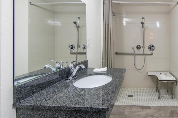 Foto van 1 kingsize bed met rolstoeltoegankelijk bad, NSMK - Vakantiehuis in Atlanta - BathRoom