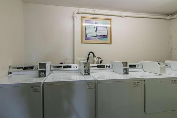 Foto van 1 kingsize bed met rolstoeltoegankelijk bad, NSMK - Vakantiehuis in Atlanta - Facilities