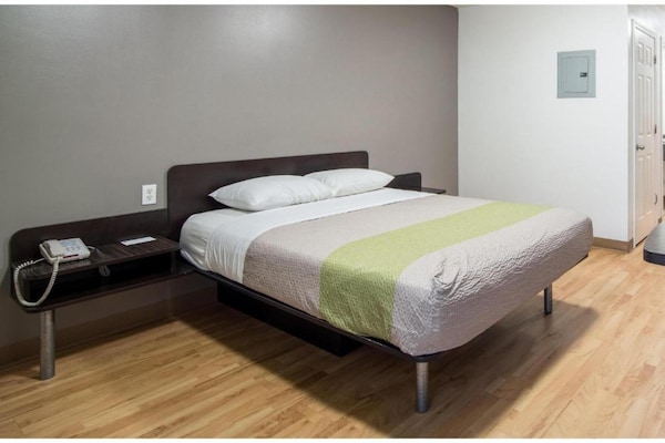 Foto van 1 tweepersoonsbed (queensize) | Rolstoeltoegankelijke douche/rookruimte/keuken - BedRoom