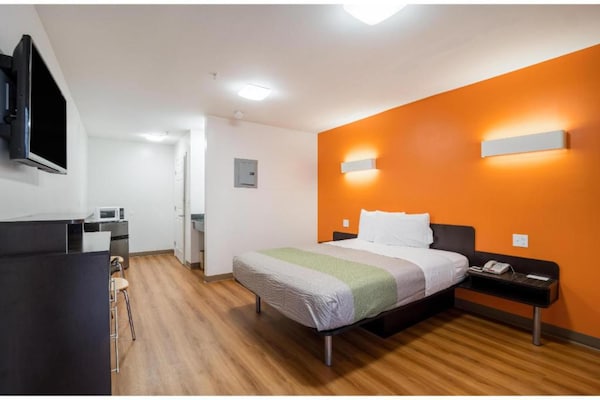 Foto van 1 tweepersoonsbed (queensize) | Rolstoeltoegankelijke douche/rookruimte/keuken - BedRoom