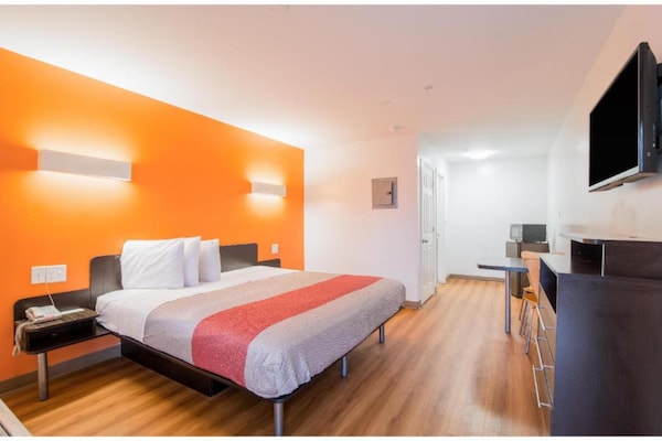Foto van 1 tweepersoonsbed (queensize) | Rolstoeltoegankelijke douche/rookruimte/keuken - BedRoom