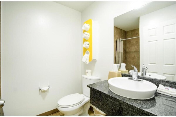 Foto van 1 tweepersoonsbed (queensize) | Rolstoeltoegankelijke douche/Nsmk/Keuken - BathRoom