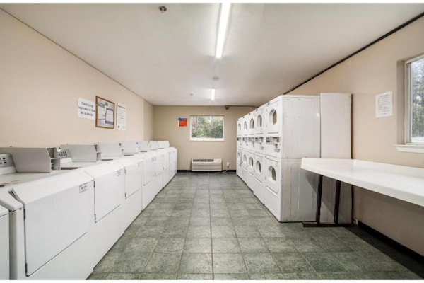 Foto van 1 tweepersoonsbed (queensize) | Rolstoeltoegankelijke douche/Nsmk/Keuken - Facilities