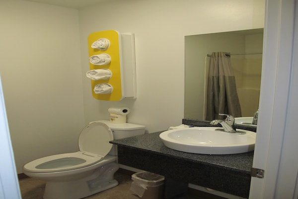 Foto van 1 kingsize bed | Roken toegestaan, koelkast aanwezig - BathRoom