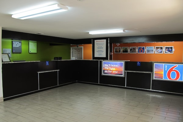 Foto van 1 kingsize bed | Roken toegestaan, koelkast aanwezig - HallReception