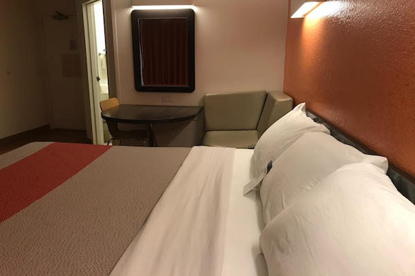 Foto van 1 kingsize bed | Rookvrij, koelkast - Vakantiehuis in Augusta - BedRoom