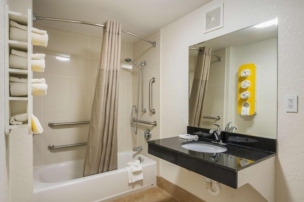 Foto van 1 kingsize bed | Rolstoeltoegankelijk bad, NSMK - Vakantiehuis in Savannah GA - BathRoom