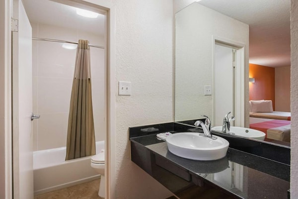 Foto van 1 kingsize bed | Rolstoeltoegankelijk bad, NSMK - Vakantiehuis in Savannah GA - BathRoom
