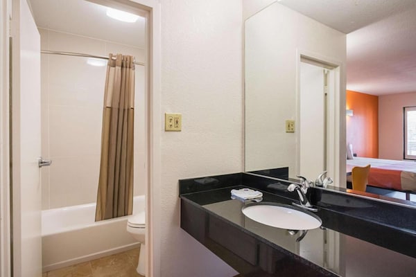 Foto van 1 kingsize bed | Rolstoeltoegankelijk bad, NSMK - Vakantiehuis in Savannah GA - BathRoom