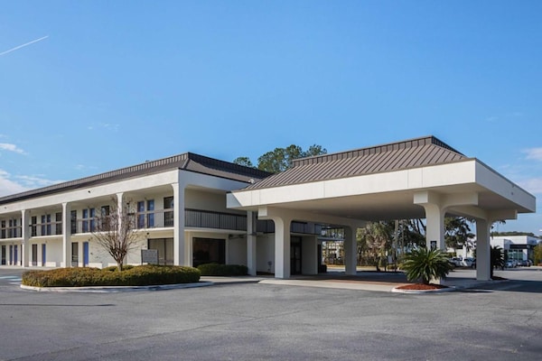Foto van 1 kingsize bed | Rolstoeltoegankelijk bad, NSMK - Vakantiehuis in Savannah GA - ExteriorSummer