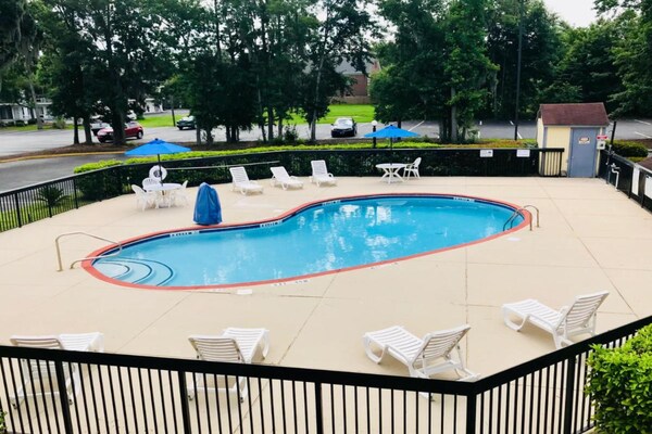 Foto van 1 kingsize bed | Rolstoeltoegankelijk bad, NSMK - Vakantiehuis in Savannah GA - PoolOfHouse