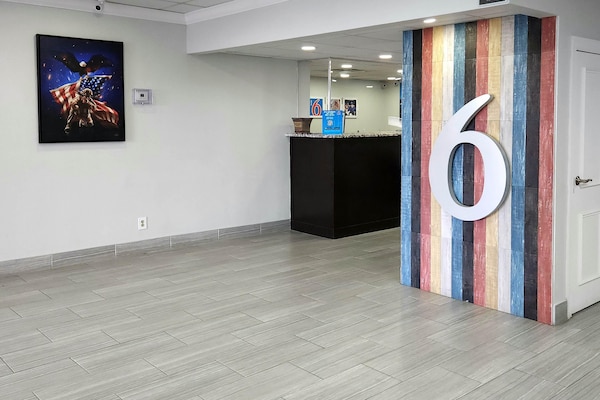 Foto van 1 kingsize bed | Roken toegestaan, koelkast aanwezig - HallReception