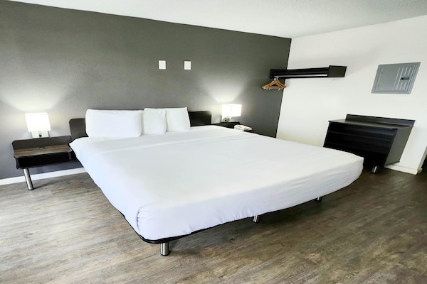 Foto van 1 kingsize bed | Rookvrij, koelkast - Vakantiehuis in Columbus - BedRoom